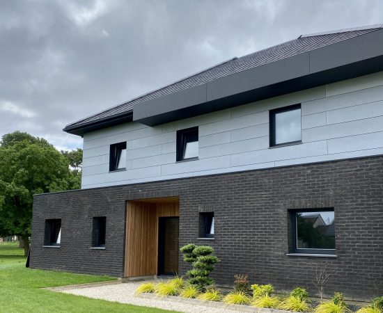 Maison en brique, panneaux Trespa et bois